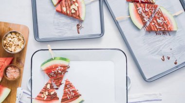 Adım adım. Karpuz dilimleri çikolata ve deniz ile süslenmiş Tepsi hizmet veren demir çubuk üzerinde tuz.