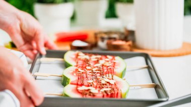 Adım adım. Karpuz buz süsleme deniz tuzu, almons ve Hindistan cevizi ile açılır.