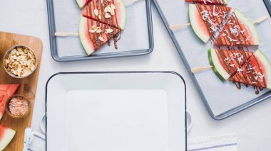 Adım adım. Karpuz dilimleri çikolata ve deniz ile süslenmiş Tepsi hizmet veren demir çubuk üzerinde tuz.