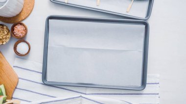 Adım adım. Mutfak tezgahı karpuz ile drizzled çikolata yapmak için hazırlanıyor.