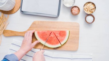 Adım adım. Karpuz karpuz buz yapmak için wadges Dilimleme çıkar.