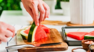 Adım adım. Ahşap pop sopa karpuz buz yapmak için karpuz ücret kama kayar açılır.