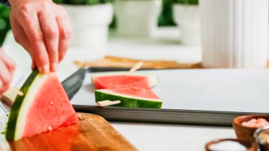 Adım adım. Ahşap pop sopa karpuz buz yapmak için karpuz ücret kama kayar açılır.