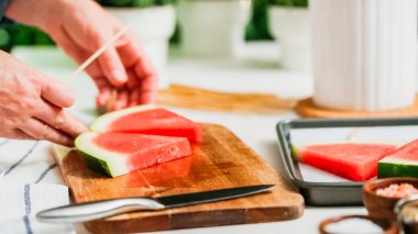 Adım adım. Ahşap pop sopa karpuz buz yapmak için karpuz ücret kama kayar açılır.