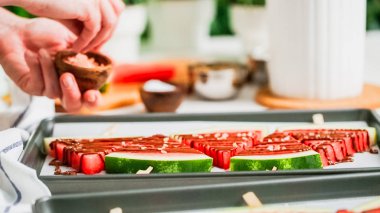 Adım adım. Karpuz buz süsleme deniz tuzu, almons ve Hindistan cevizi ile açılır.