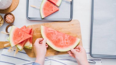 Adım adım. Karpuz karpuz buz yapmak için wadges Dilimleme çıkar.