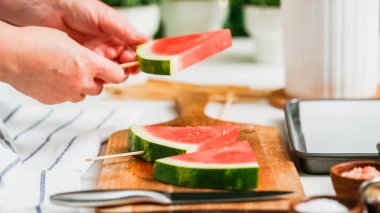 Adım adım. Ahşap pop sopa karpuz buz yapmak için karpuz ücret kama kayar açılır.