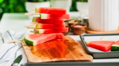 Adım adım. Ahşap pop sopa karpuz buz yapmak için karpuz ücret kama kayar açılır.