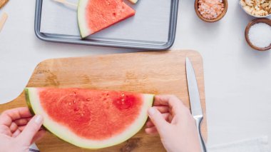 Adım adım. Karpuz karpuz buz yapmak için wadges Dilimleme çıkar.