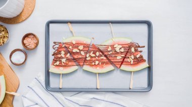 Adım adım. Karpuz dilimleri çikolata ve deniz ile süslenmiş sac pişirme üzerinde Stick tuz.