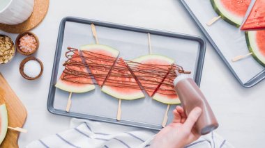 Adım adım. Karpuz buz yağıyor çikolata çıkar.