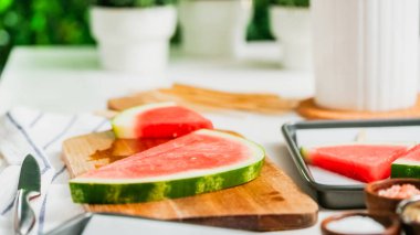 Adım adım. Karpuz karpuz buz yapmak için wadges Dilimleme çıkar.