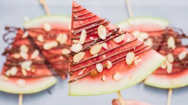 Adım adım. Karpuz dilimleri çikolata ve deniz ile süslenmiş sac pişirme üzerinde Stick tuz.