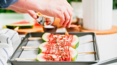 Adım adım. Karpuz buz süsleme deniz tuzu, almons ve Hindistan cevizi ile açılır.