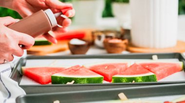 Adım adım. Karpuz buz yağıyor çikolata çıkar.