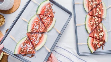 Adım adım. Karpuz dilimleri çikolata ve deniz ile süslenmiş sac pişirme üzerinde Stick tuz.