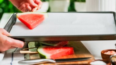 Adım adım. Ahşap pop sopa karpuz buz yapmak için karpuz ücret kama kayar açılır.