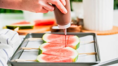 Adım adım. Karpuz buz yağıyor çikolata çıkar.