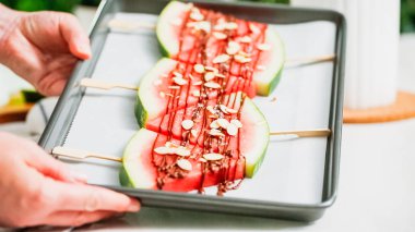 Adım adım. Karpuz dilimleri çikolata ve deniz ile süslenmiş sac pişirme üzerinde Stick tuz.