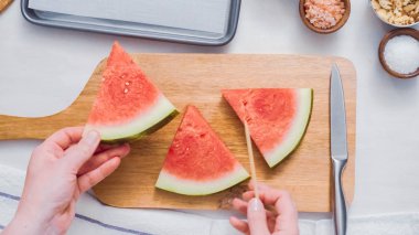 Adım adım. Ahşap pop sopa karpuz buz yapmak için karpuz ücret kama kayar açılır.