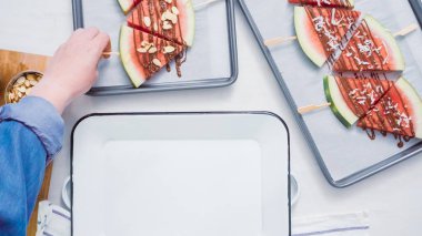 Adım adım. Karpuz dilimleri çikolata ve deniz ile süslenmiş Tepsi hizmet veren demir çubuk üzerinde tuz.