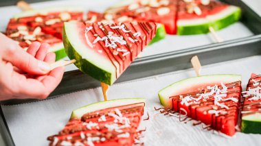 Adım adım. Karpuz dilimleri çikolata ve deniz ile süslenmiş sac pişirme üzerinde Stick tuz.