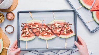 Adım adım. Karpuz dilimleri çikolata ve deniz ile süslenmiş sac pişirme üzerinde Stick tuz.