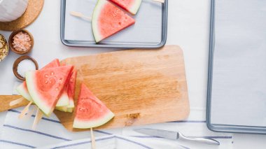 Adım adım. Ahşap pop sopa karpuz buz yapmak için karpuz ücret kama kayar açılır.