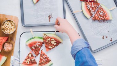 Adım adım. Karpuz dilimleri çikolata ve deniz ile süslenmiş Tepsi hizmet veren demir çubuk üzerinde tuz.