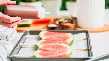 Adım adım. Karpuz buz yağıyor çikolata çıkar.