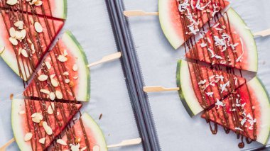 Adım adım. Karpuz dilimleri çikolata ve deniz ile süslenmiş sac pişirme üzerinde Stick tuz.