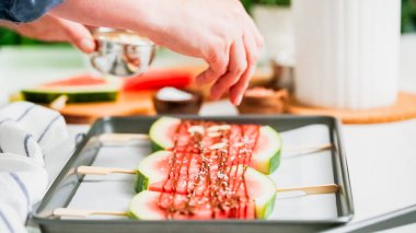 Adım adım. Karpuz buz süsleme deniz tuzu, almons ve Hindistan cevizi ile açılır.