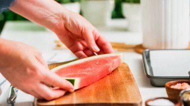 Adım adım. Karpuz karpuz buz yapmak için wadges Dilimleme çıkar.