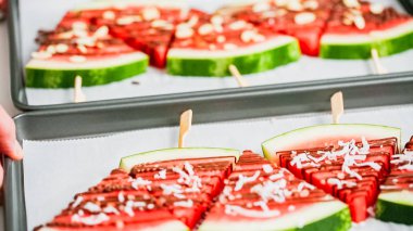 Adım adım. Karpuz dilimleri çikolata ve deniz ile süslenmiş sac pişirme üzerinde Stick tuz.