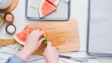 Adım adım. Ahşap pop sopa karpuz buz yapmak için karpuz ücret kama kayar açılır.