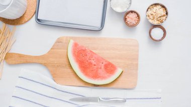 Adım adım. Karpuz dilimleri sac pişirme üzerinde tahta bir sopa üzerinde.