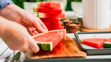 Adım adım. Karpuz karpuz buz yapmak için wadges Dilimleme çıkar.