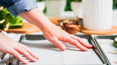 Adım adım. Karpuz dilimleri sac pişirme üzerinde tahta bir sopa üzerinde.