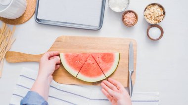 Adım adım. Karpuz karpuz buz yapmak için wadges Dilimleme çıkar.