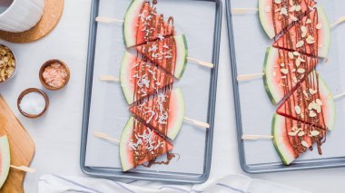 Adım adım. Karpuz dilimleri çikolata ve deniz ile süslenmiş sac pişirme üzerinde Stick tuz.