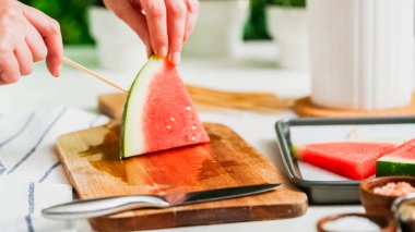 Adım adım. Ahşap pop sopa karpuz buz yapmak için karpuz ücret kama kayar açılır.