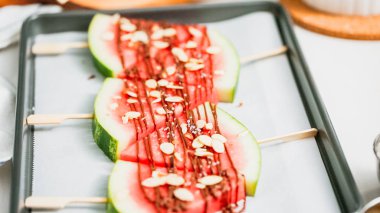 Adım adım. Karpuz dilimleri çikolata ve deniz ile süslenmiş sac pişirme üzerinde Stick tuz.