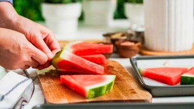 Adım adım. Ahşap pop sopa karpuz buz yapmak için karpuz ücret kama kayar açılır.