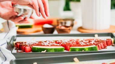 Adım adım. Karpuz buz süsleme deniz tuzu, almons ve Hindistan cevizi ile açılır.