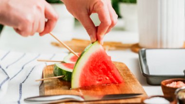 Adım adım. Ahşap pop sopa karpuz buz yapmak için karpuz ücret kama kayar açılır.