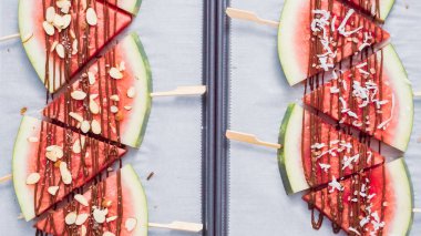 Adım adım. Karpuz dilimleri çikolata ve deniz ile süslenmiş sac pişirme üzerinde Stick tuz.