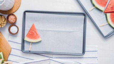 Adım adım. Karpuz dilimleri sac pişirme üzerinde tahta bir sopa üzerinde.