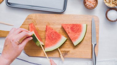 Adım adım. Ahşap pop sopa karpuz buz yapmak için karpuz ücret kama kayar açılır.