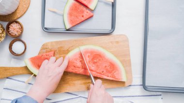 Adım adım. Karpuz karpuz buz yapmak için wadges Dilimleme çıkar.