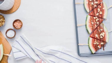 Adım adım. Karpuz dilimleri çikolata ve deniz ile süslenmiş sac pişirme üzerinde Stick tuz.